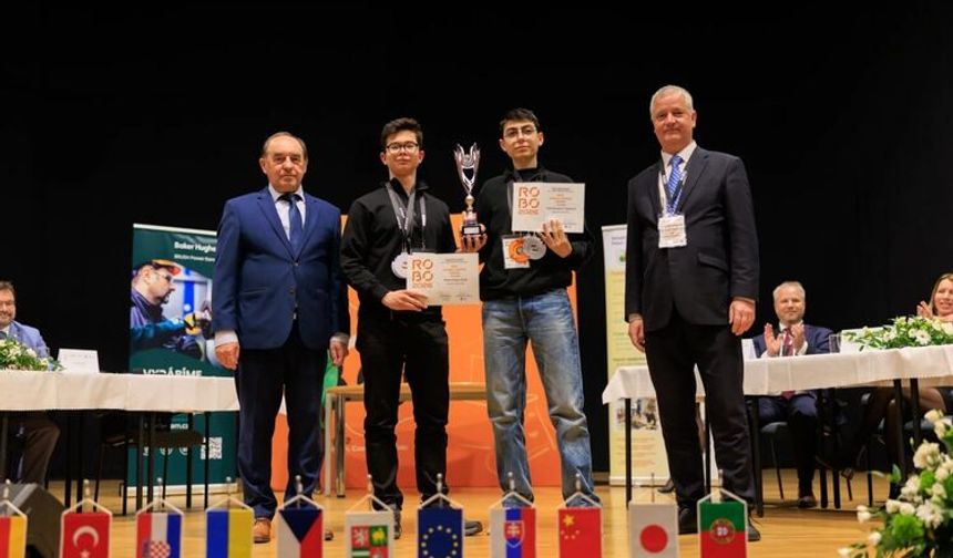 Bursalı öğrenciler robotik yarışmada dünya ikincisi oldu