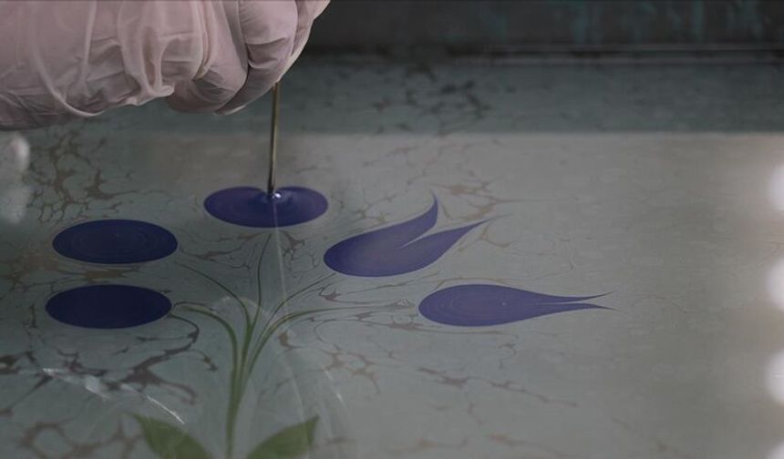 Kadın eliyle yaşatılan ebru sanatı gençlere aktarılıyor