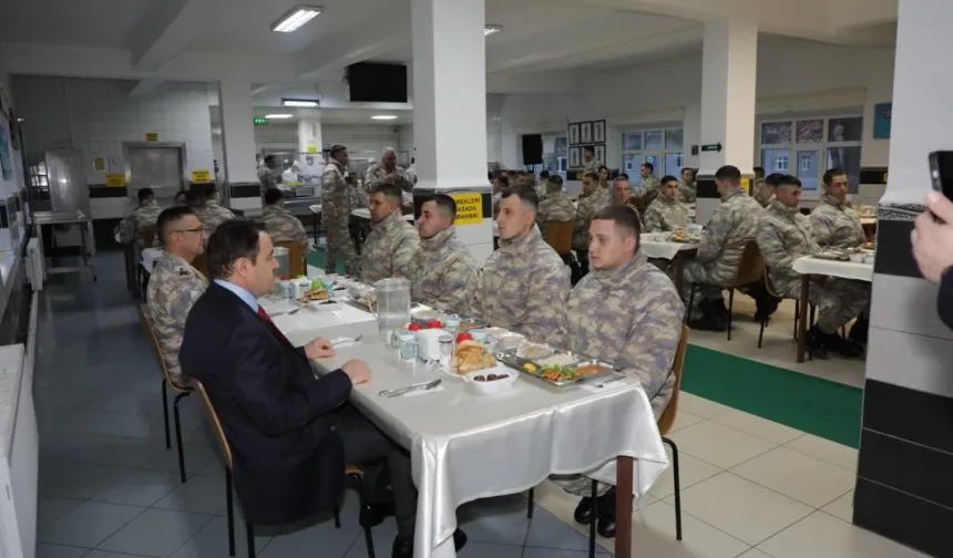 Kütahya Valisi Işın, Mehmetçik ile iftar yaptı