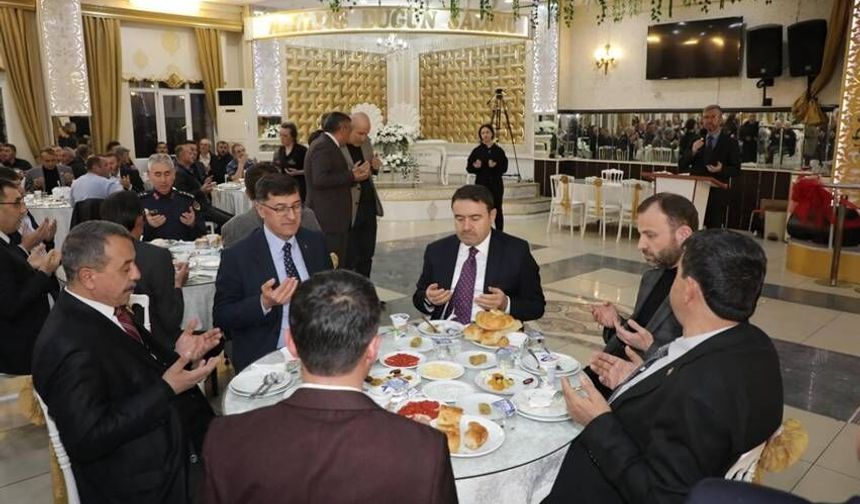 Kütahya Valisi Musa Işın muhtarlarla iftarda buluştu