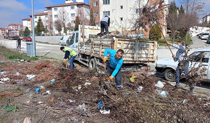Kütahya’da boş arazideki çöpler toplandı
