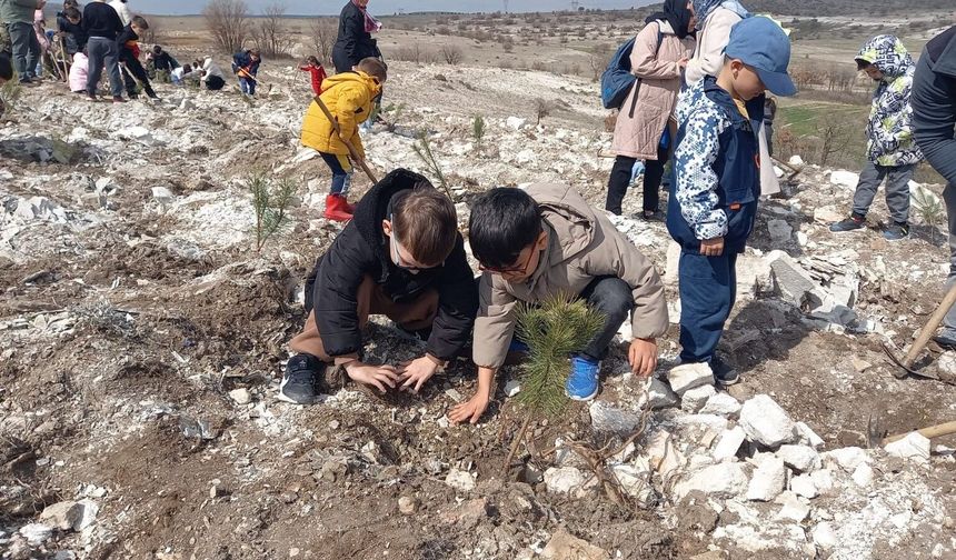 Kütahya’da öğrencilerden fidan dikim etkinliği