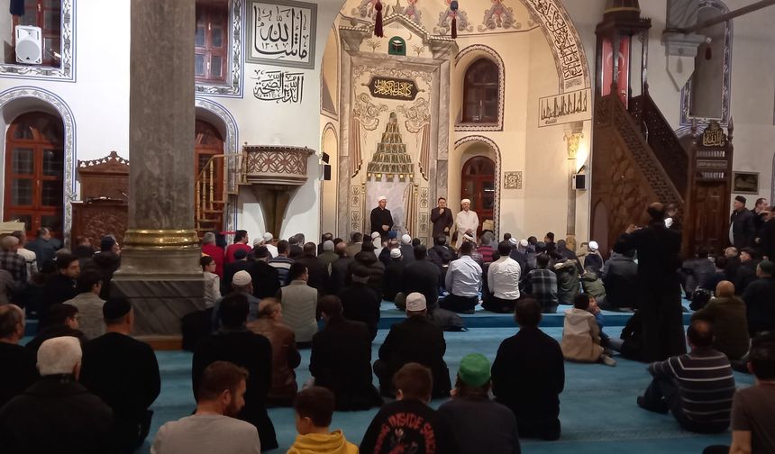 Kütahya’da yüzlerce öğrenci ve aileler, teravihde buluştu