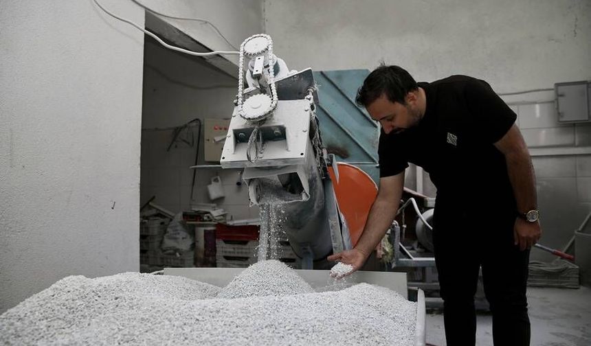 Sıfır atık ilhamıyla kurduğu fabrikada atık plastikten sera klipsi üretiyor