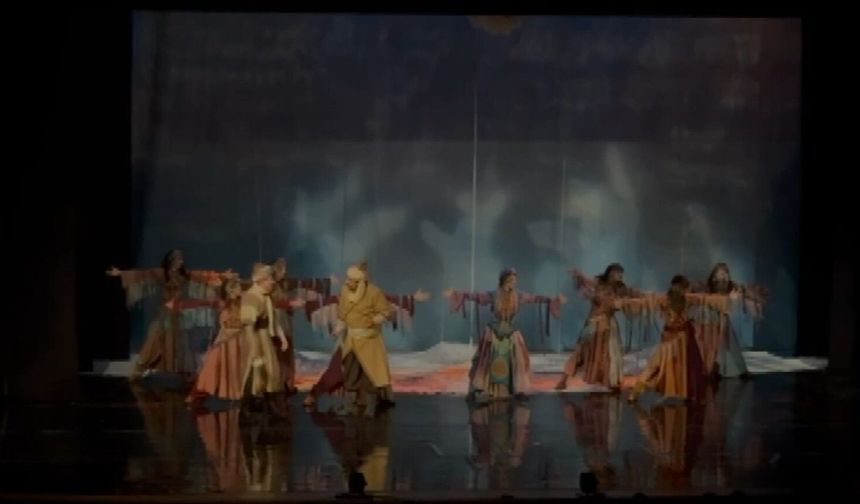 Bursa’da “Çınarın Gölgesinde” tiyatro oyunu sahnelendi