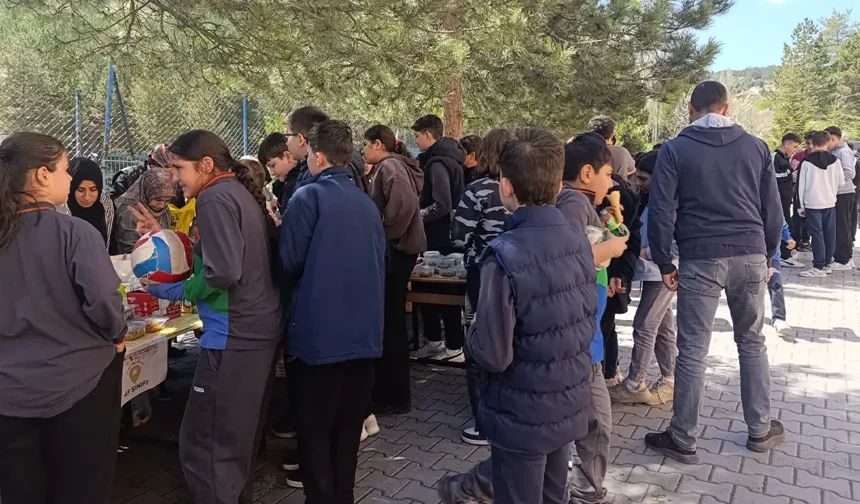 Kütahya’da veliler okul kermesinde buluştu