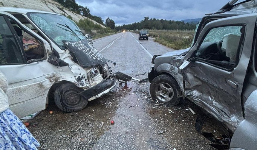 Aydın Karacasu’da minibüs ile pikap çarpıştı 5 yaralı