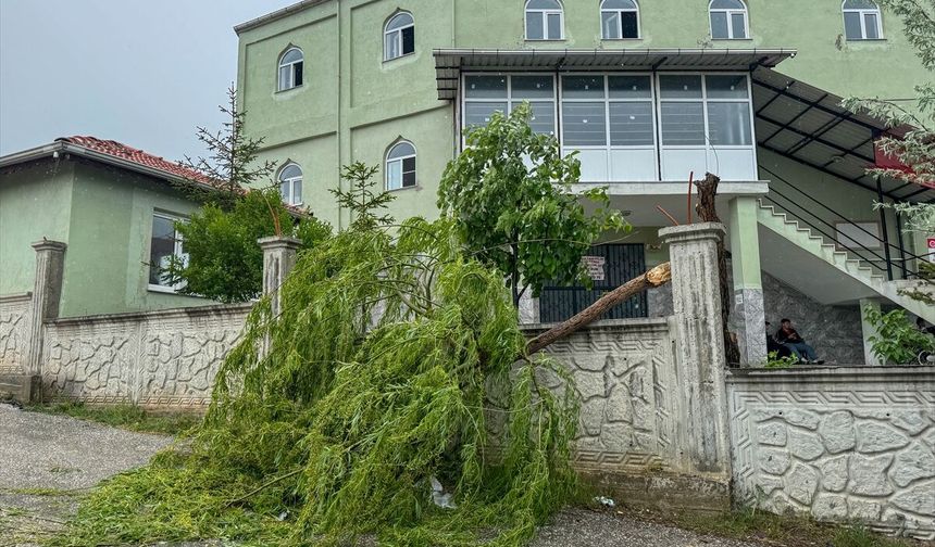 Uşak’ta fırtına çatıları uçurdu
