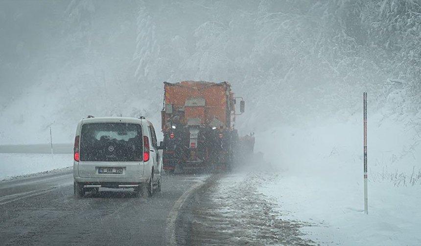 Domaniç Dağları’nda kar yağışı etkisini sürdürüyor