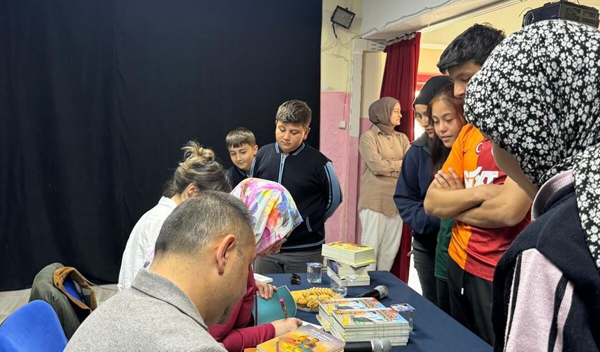 Kütahya Ortaca Ortaokulu öğrencileri yazarlarla bir arada