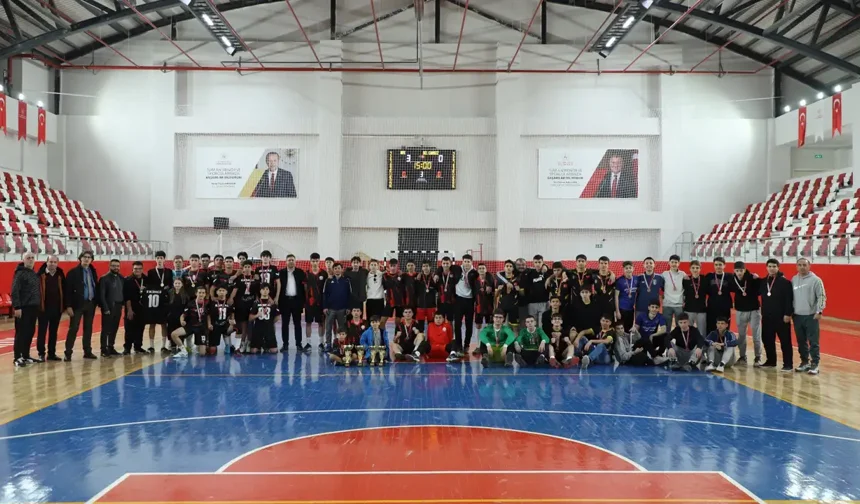 Kütahya’da gençler futsal finalinde sahaya çıktı