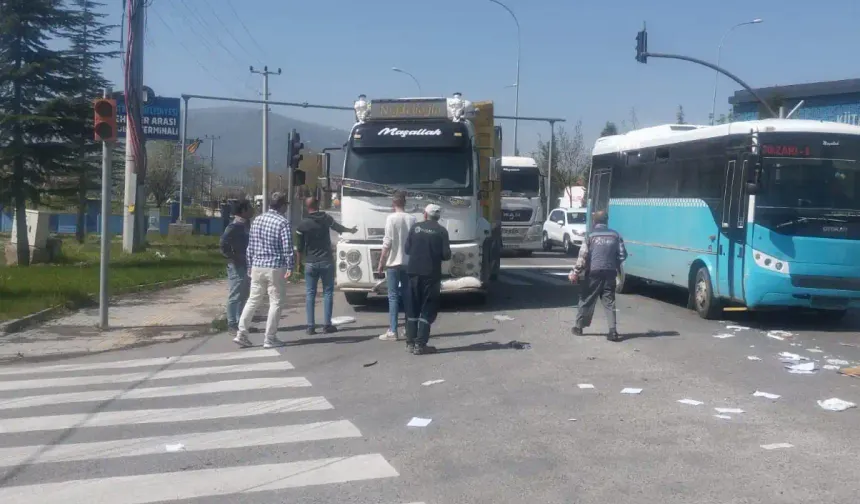 Kütahya’da kamyon ile hafif ticari araçla çarpıştı