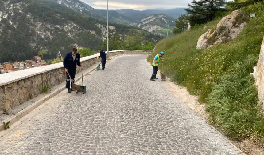 Kütahya’da yürüyüş yolu ve cami avlusu temizlendi