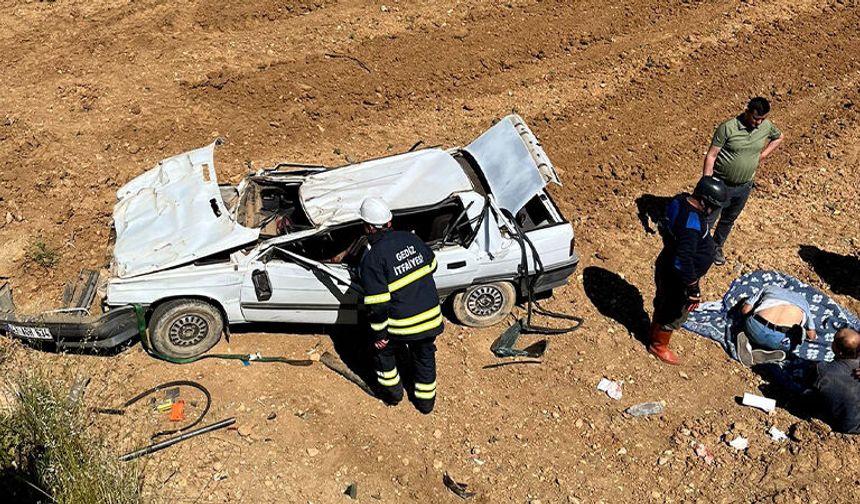 Kütahya’da otomobil şarampole devrildi: 2 yaralı