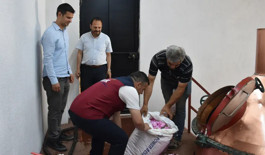 TKDK desteğiyle köyüne gül yağı tesisi kurdu