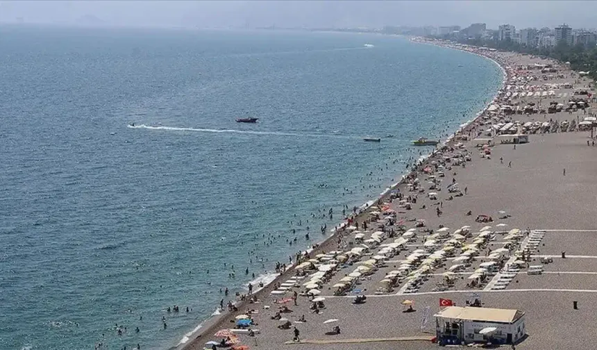 Antalya'da sıcak hava nedeniyle sahillerde yoğunluk yaşandı.