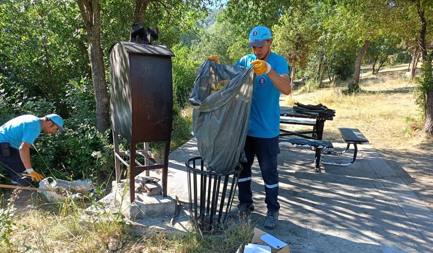 Kütahya'da Ağaçköy regülatör piknik alanında temizlik
