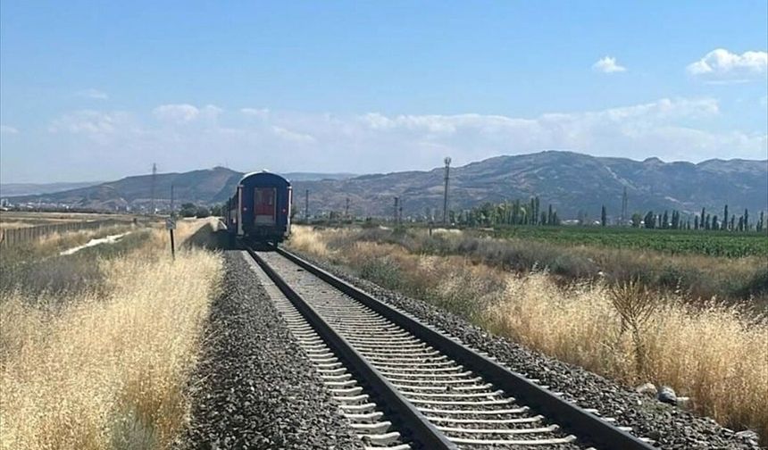 Afyonkarahisar'da tren tarım aracına çarptı: 1 ölü, 2 yaralı