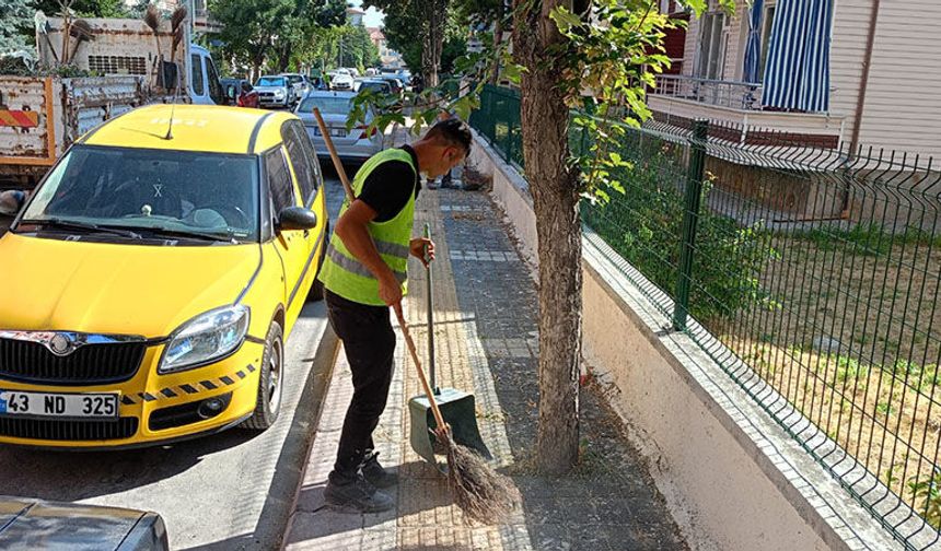 Kütahya’da Cumhuriyet Mahallesi’nde ot biçimi ve temizlik çalışması
