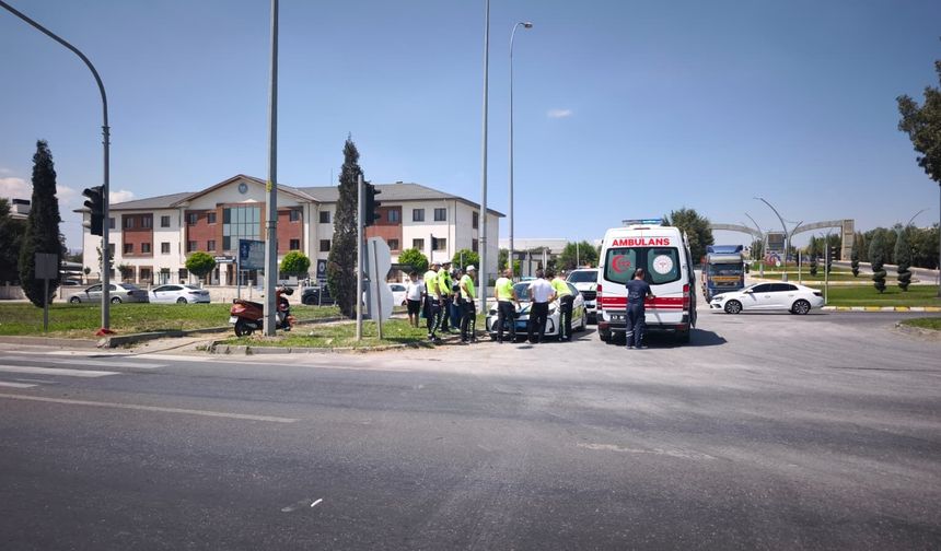Kütahya’da motosikletli kırmızı ışıkta bekleyen otomobile çarptı
