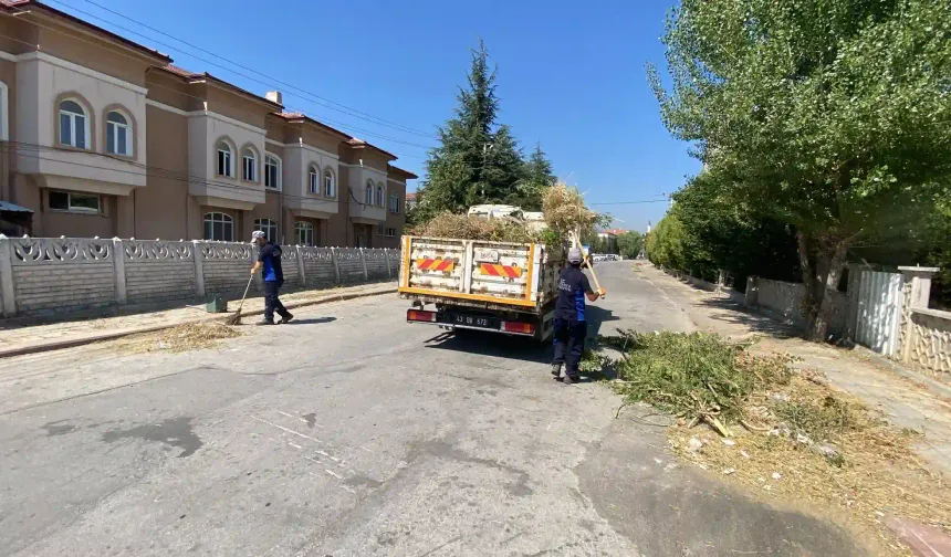 Kütahya’da temizlik ekiplerinden ot temizliği
