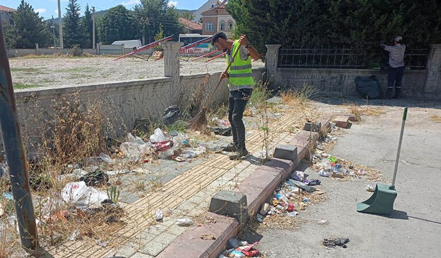 Kütahya’da Zafer Kalkınma Ajansı çevresinde temizlik çalışması