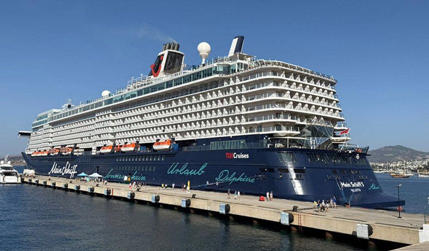 "Mein Schiff 5" kruvaziyeri 2 bin 756 yolcusuyla Bodrum'a geldi