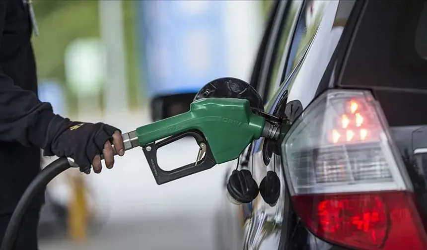 Benzine zam geldi: Yeni fiyatlar pompaya yansıdı