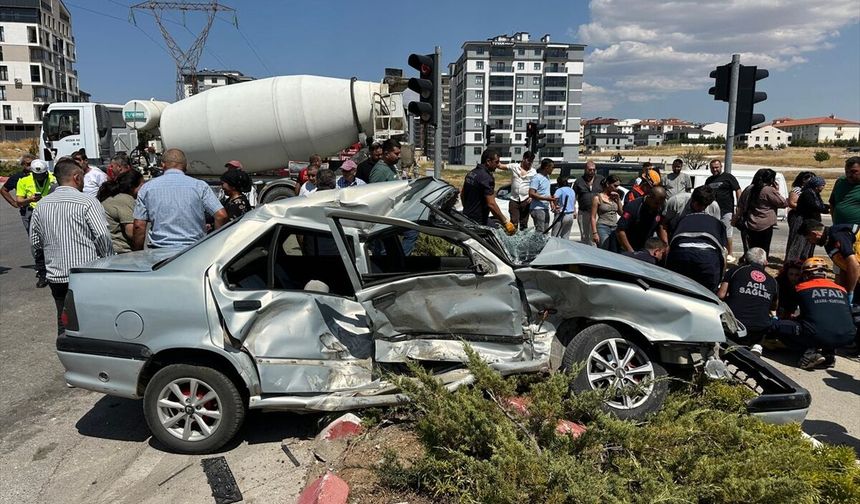 Uşak’ta otomobil ile cip çarpıştı: 3 yaralı