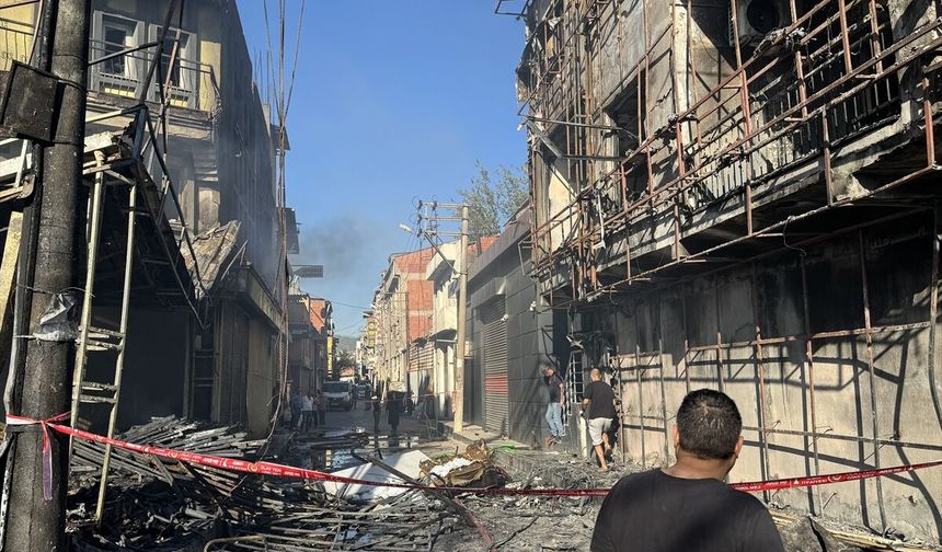 İzmir’de mobilya atölyesinde yangın: 4 noktaya sıçradı