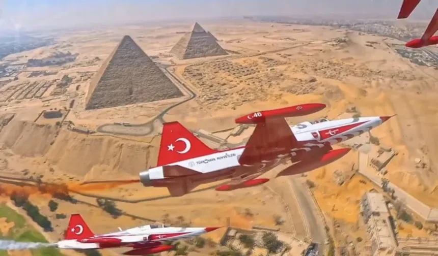 Türk Yıldızları piramitlerin üzerinde gökyüzünü süsledi