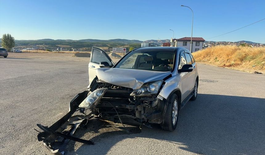 Uşak’ta iki otomobil çarpıştı: Biri çocuk 3 yaralı
