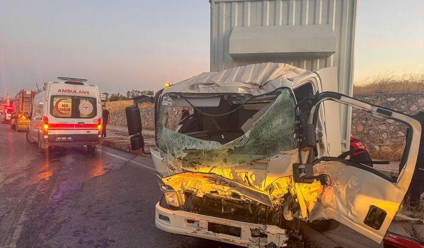 Uşak’ta itfaiye  ile kamyon çarpıştı: 1 ölü, 2 yaralı