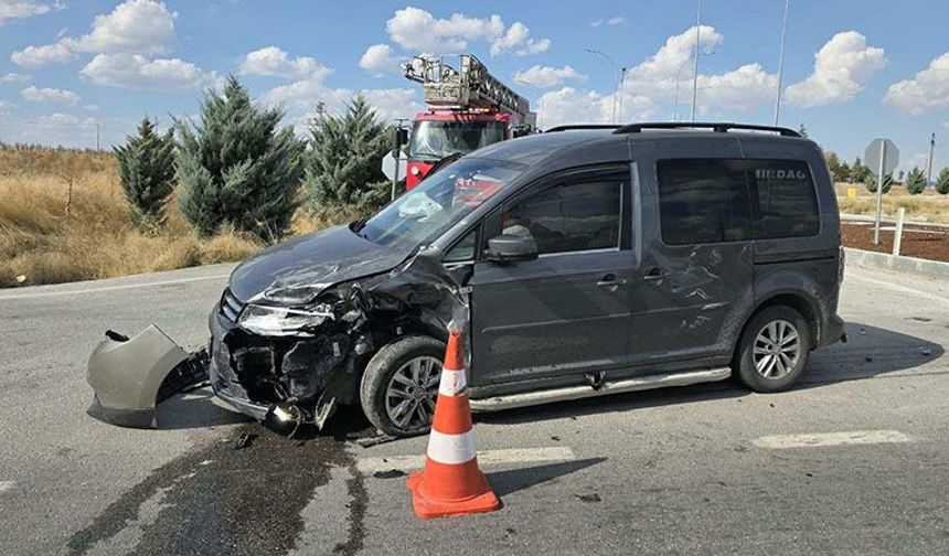 Afyonkarahisar'da iki araç çarpıştı: 1 ölü, 6 yaralı
