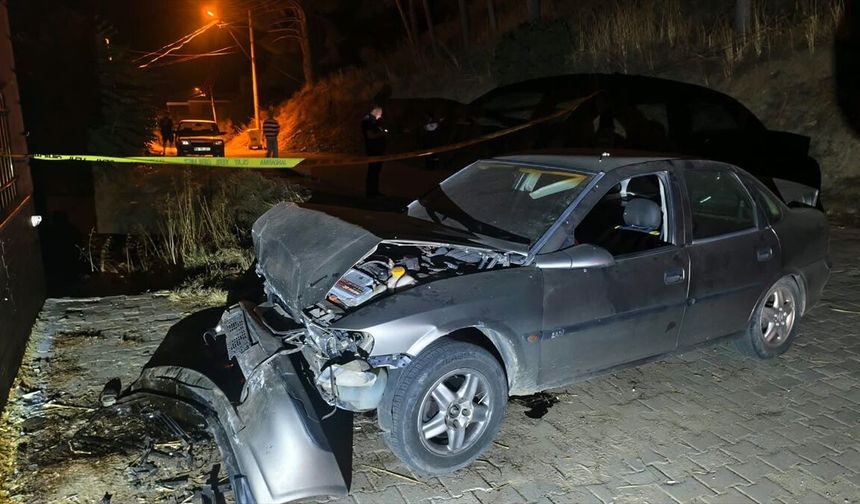 Aydın'da kontrolden çıkan otomobil evin balkonuna çarptı