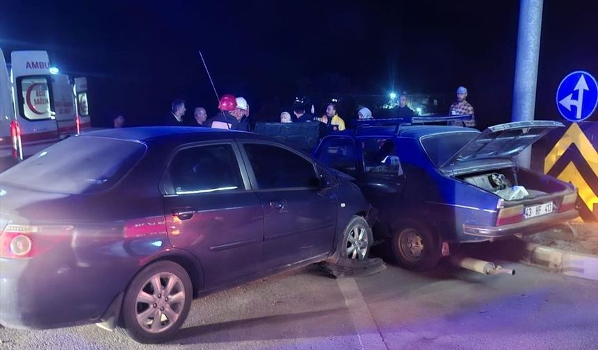 Kütahya’da iki otomobil çarpıştı, 3 yaralı