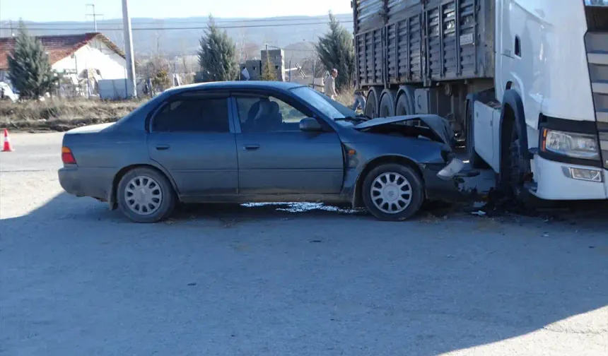 Kütahya’da otomobil tıra çarptı, 4 yaralı