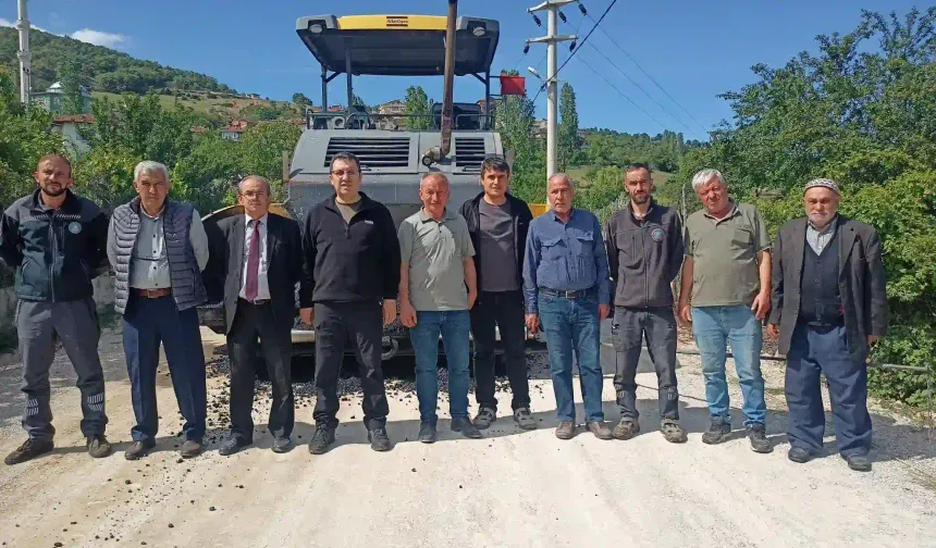 Kütahya’da köy yollarında sıcak asfalt çalışmaları sürüyor