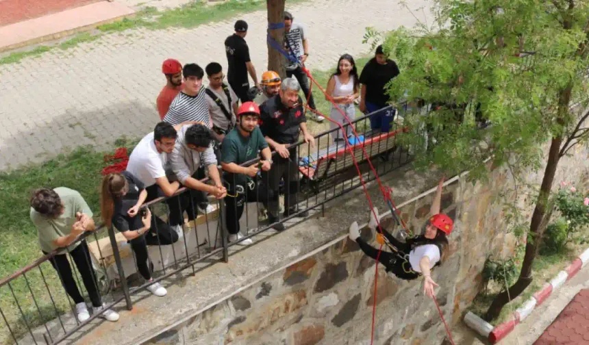 Kütahya’da öğrencilere gönüllü AFAD eğitimi 