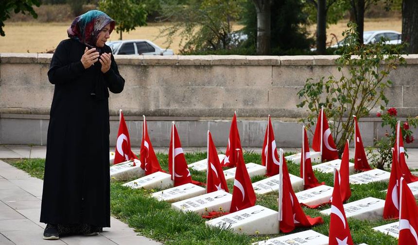 Dumlupınar Şehitliği'nde Ziyaretçiler Şehit ve Gazileri Dualarla Andı