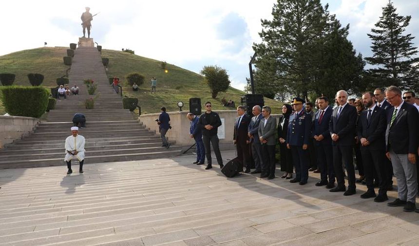 Kurtulmuş, Büyük Taarruz ve Zafer Haftası’nda Kütahya’da şehitliği ziyaret etti