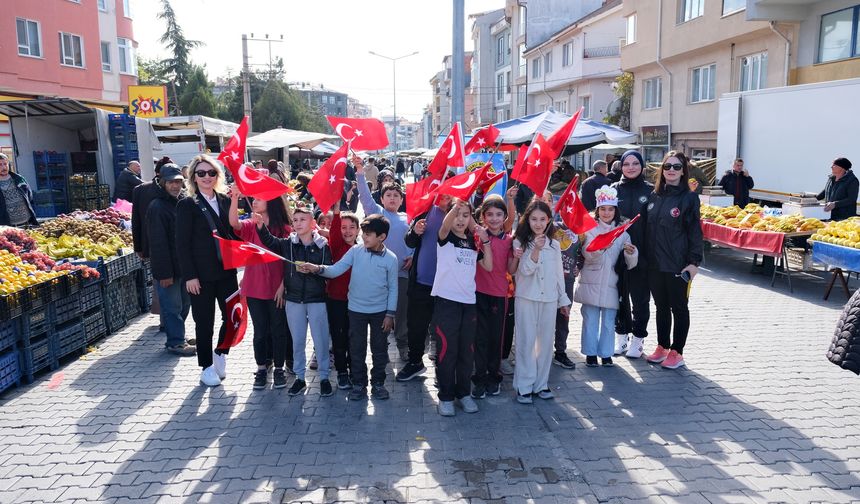 Tavşanlı’da aziz şehitler anısına bin bayrak dağıtıldı