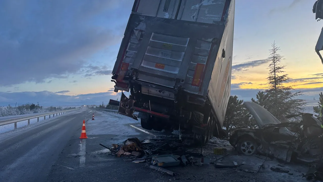 Afyon'da 3 Araç Birbirine Girdi 30 Yaralı 2