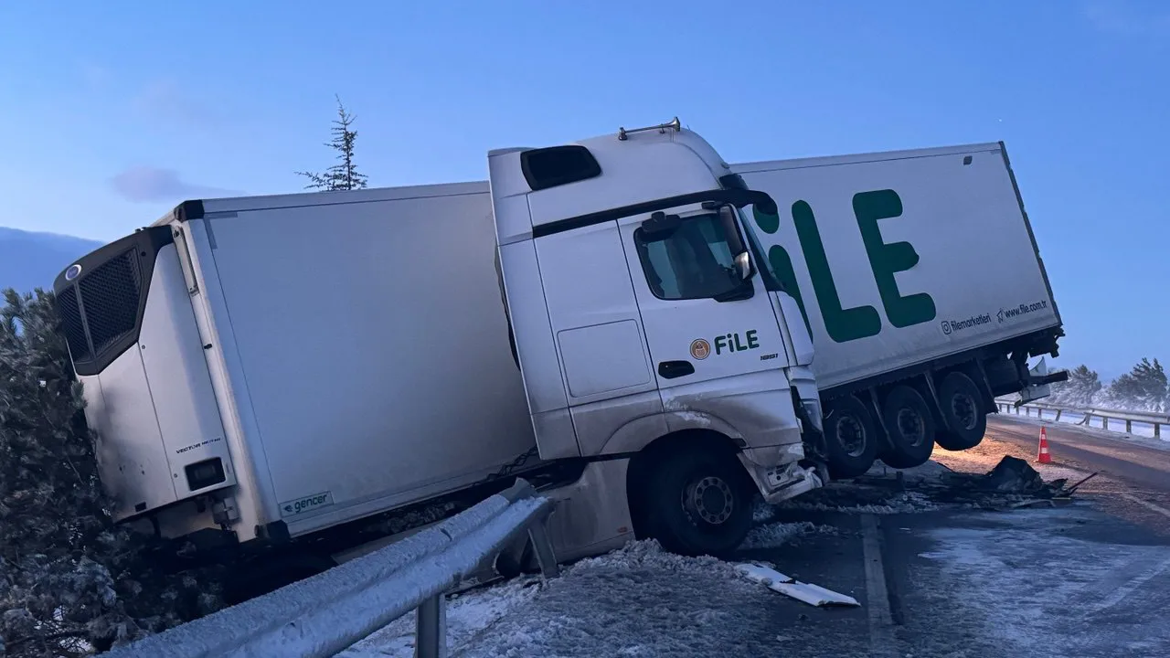 Afyon'da 3 Araç Birbirine Girdi 30 Yaralı1