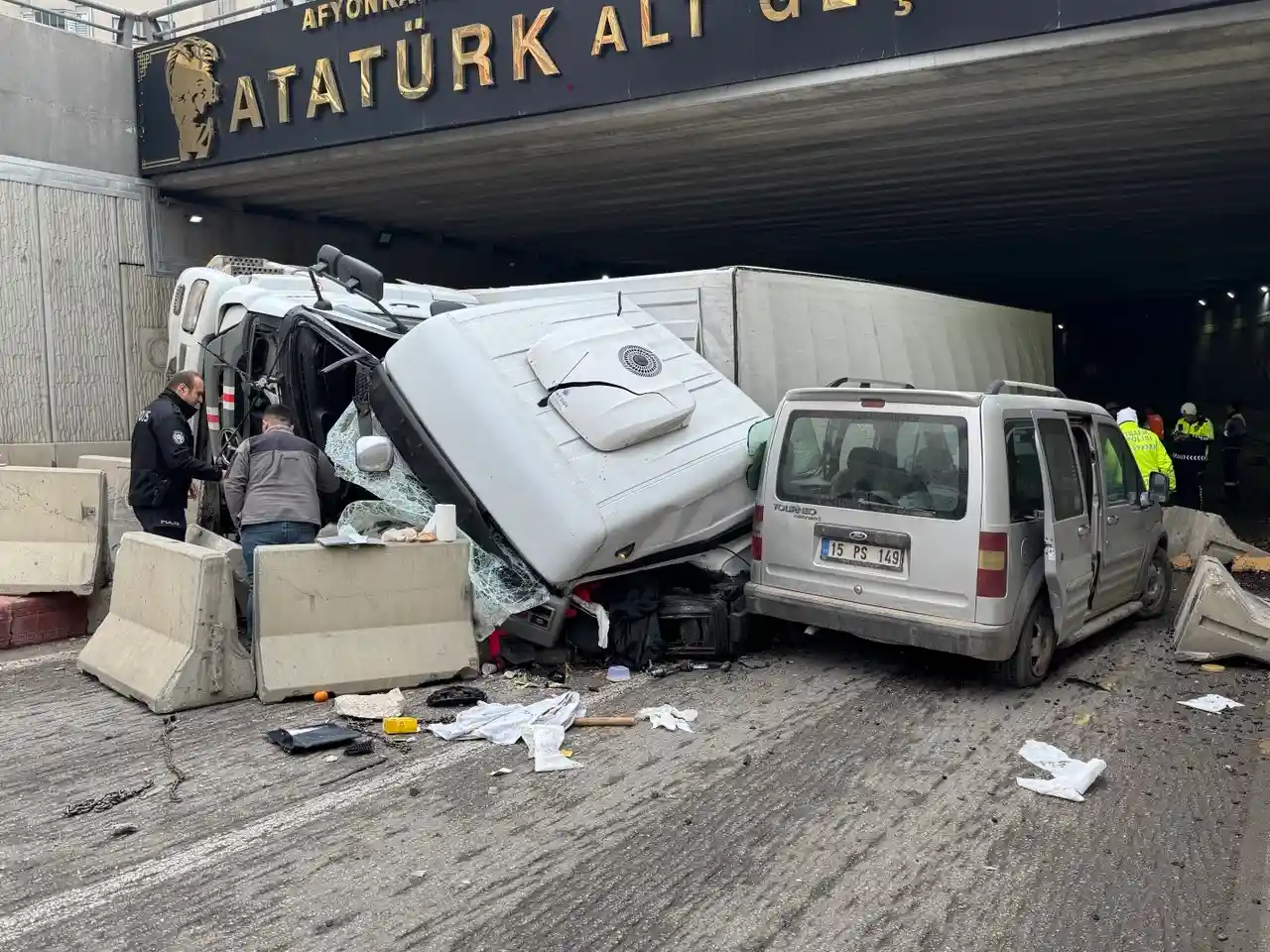 Afyonkarahisar'da Altgeçitte Kamyon Devrildi (2)