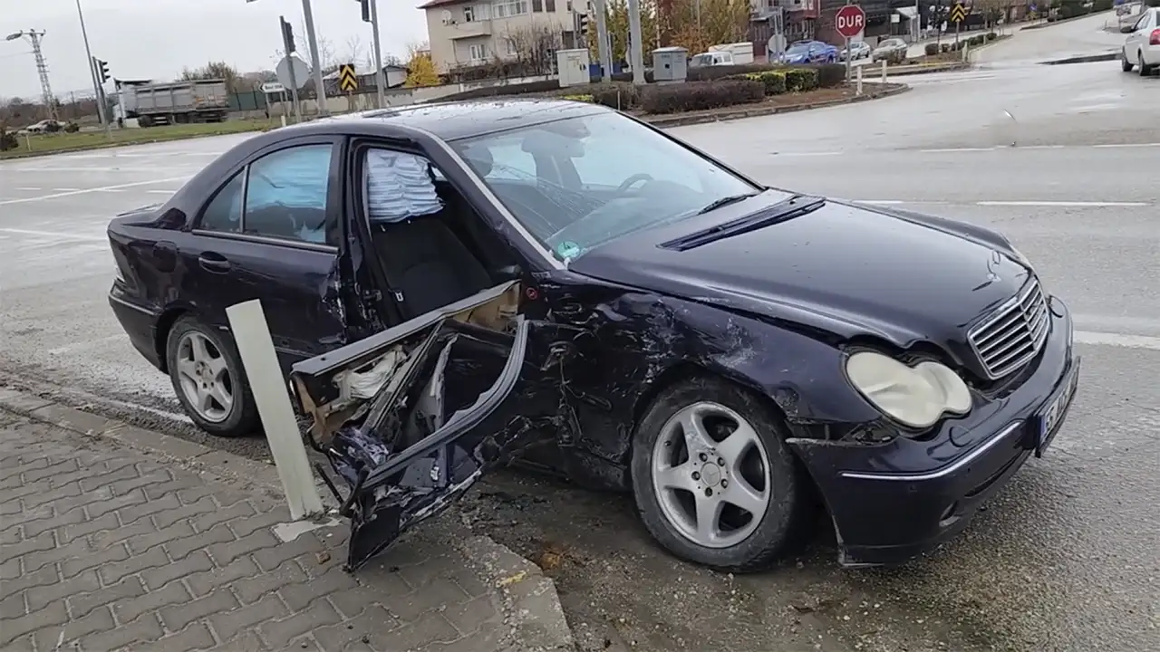 Amasya’da Cip Ile Otomobil Çarpıştı 4 Yaralı2