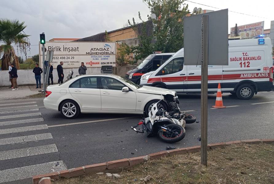 Aydın'da Otomobil Ile Motosiklet Çarpıştı 1 Yaralı (2)