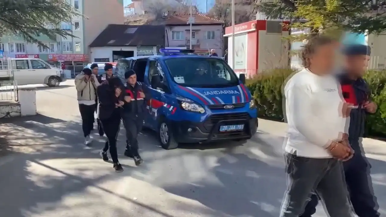 Denizli'de 3 Kişi Girdikleri Evde Bir Çiftin Parasını Gasp Ettiler