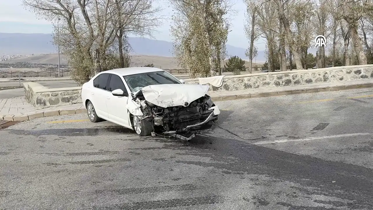 Erzurumda Duvara Çarpan Otomobildeki 2 Kişi Yaralandı