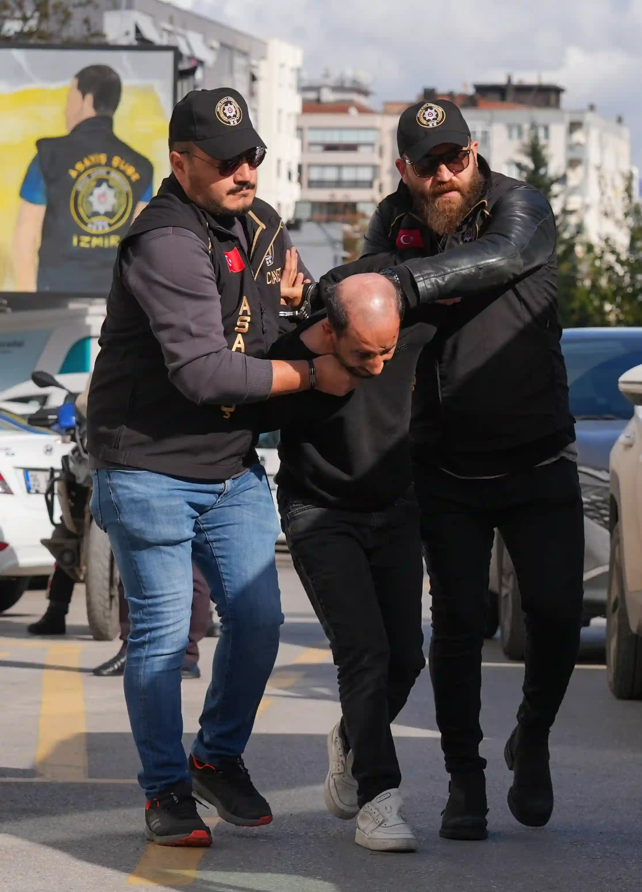 İzmir'de Polis Ekibine Silahlı Saldırı 6 Şüpheli Tutuklandı (2)